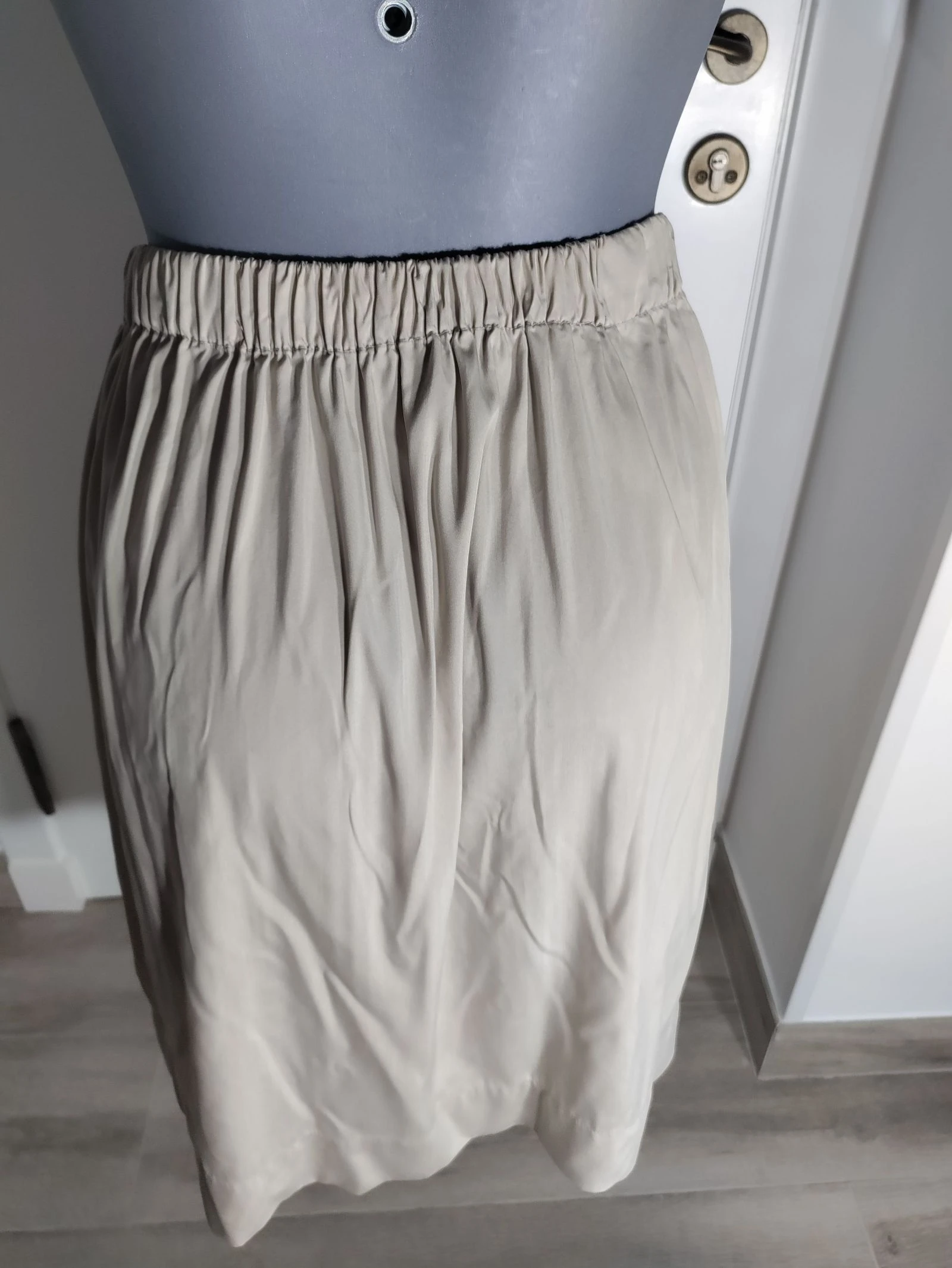 Falda Zara Basic beige con botones y vuelo - Talla XS – photo 6